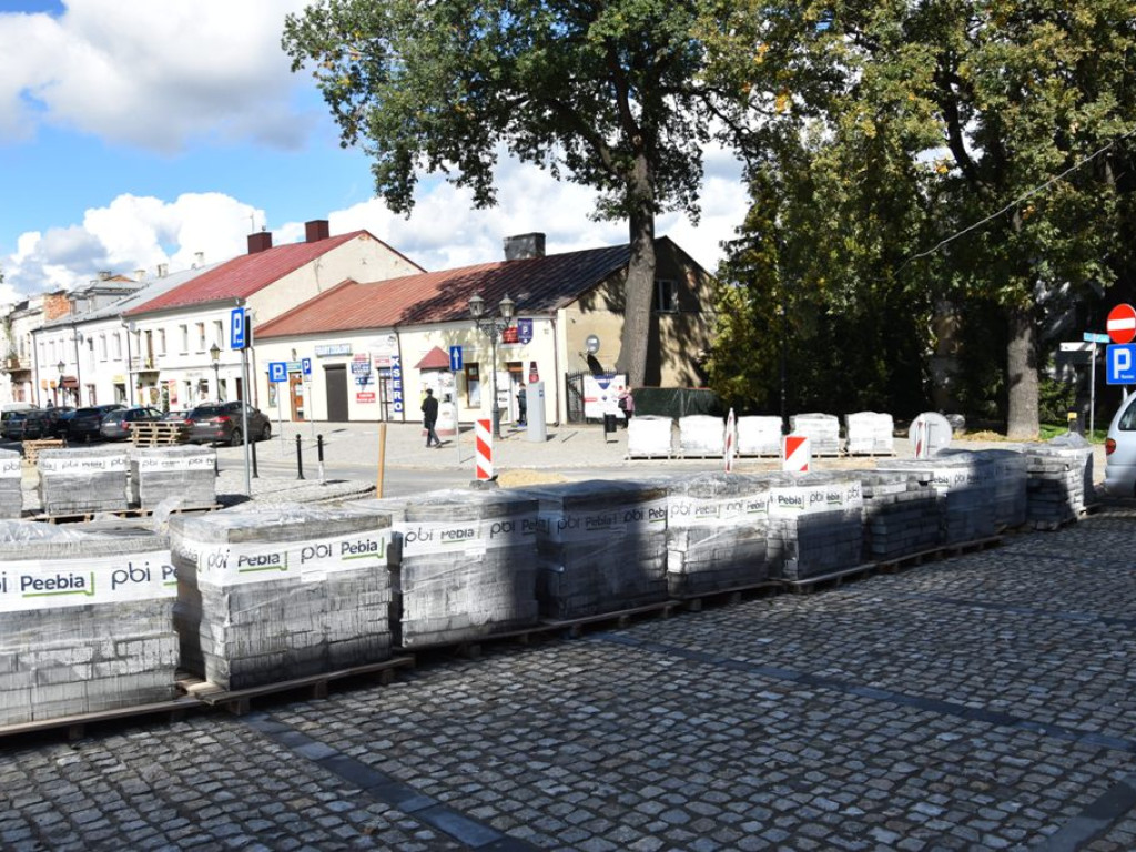 Opatowski rynek i Centrum Templariuszy w budowie (zdjęcia)