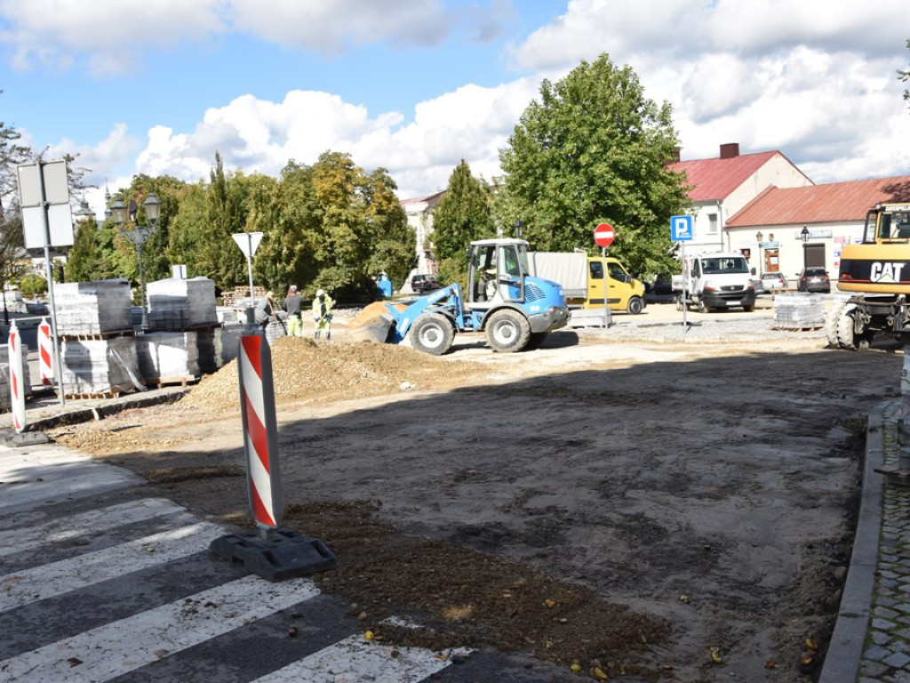 Opatowski rynek i Centrum Templariuszy w budowie (zdjęcia)