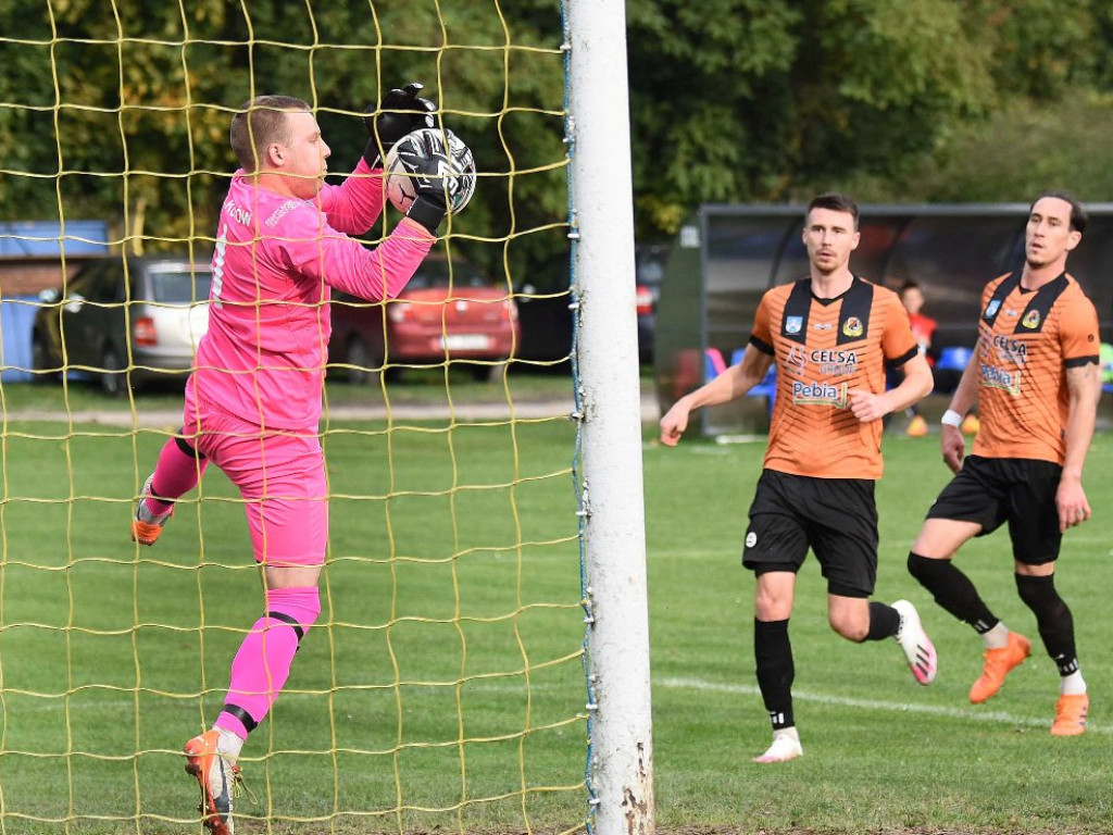 IV runda Okręgowego Pucharu Polski. *Stal Kunów - KSZO 1929 Ostrowiec Świętokrzyski 0:4 (0:1)