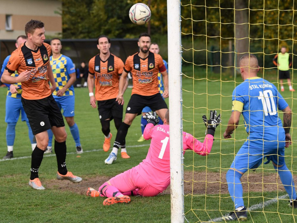 IV runda Okręgowego Pucharu Polski. *Stal Kunów - KSZO 1929 Ostrowiec Świętokrzyski 0:4 (0:1)