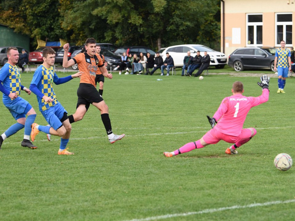 IV runda Okręgowego Pucharu Polski. *Stal Kunów - KSZO 1929 Ostrowiec Świętokrzyski 0:4 (0:1)