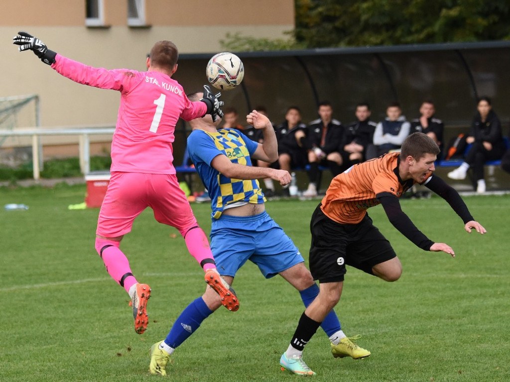 IV runda Okręgowego Pucharu Polski. *Stal Kunów - KSZO 1929 Ostrowiec Świętokrzyski 0:4 (0:1)