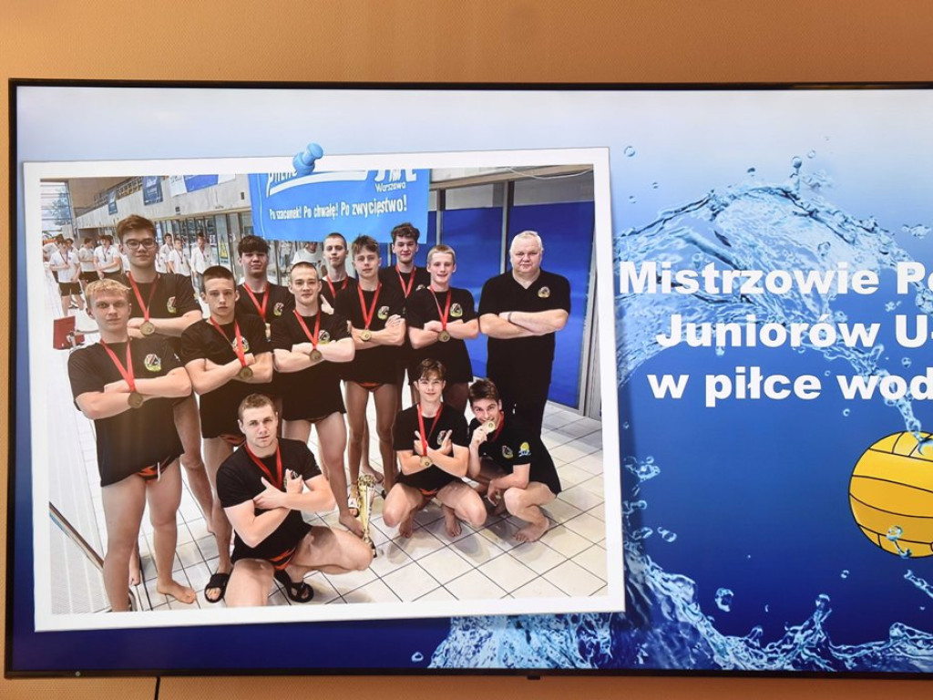 Był nawet tort ze zdjęciem mistrzów Polski. Złoci medaliści wyróżnieni przez władze powiatu (zdjęcia)