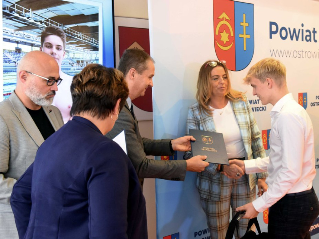 Był nawet tort ze zdjęciem mistrzów Polski. Złoci medaliści wyróżnieni przez władze powiatu (zdjęcia)