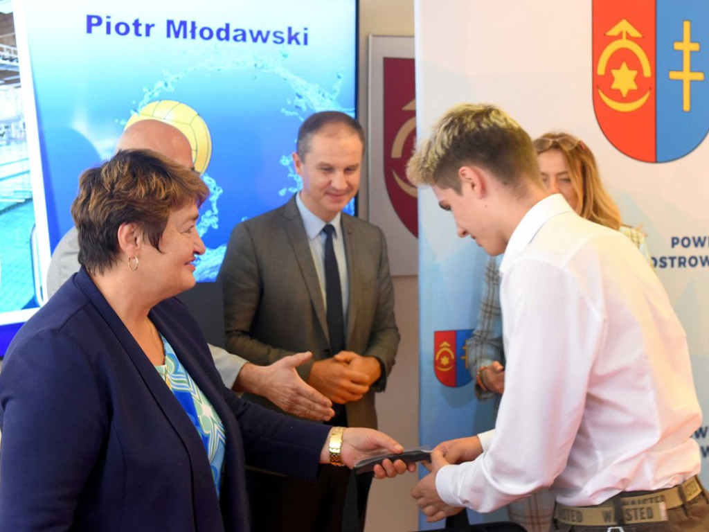 Był nawet tort ze zdjęciem mistrzów Polski. Złoci medaliści wyróżnieni przez władze powiatu (zdjęcia)