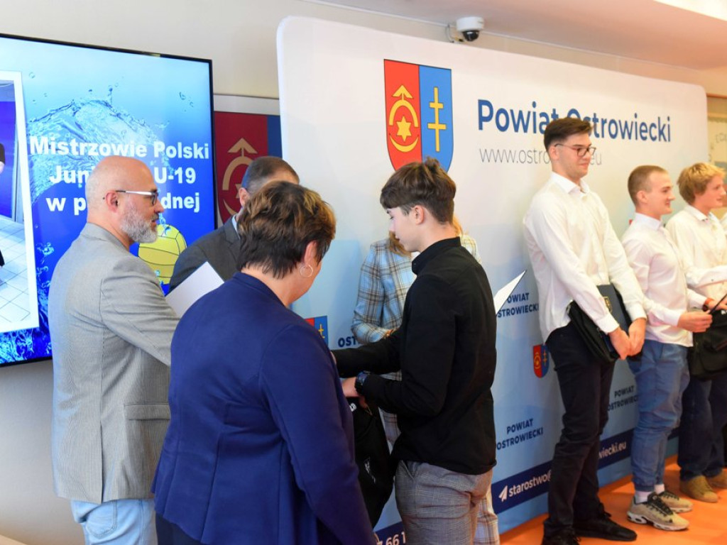 Był nawet tort ze zdjęciem mistrzów Polski. Złoci medaliści wyróżnieni przez władze powiatu (zdjęcia)