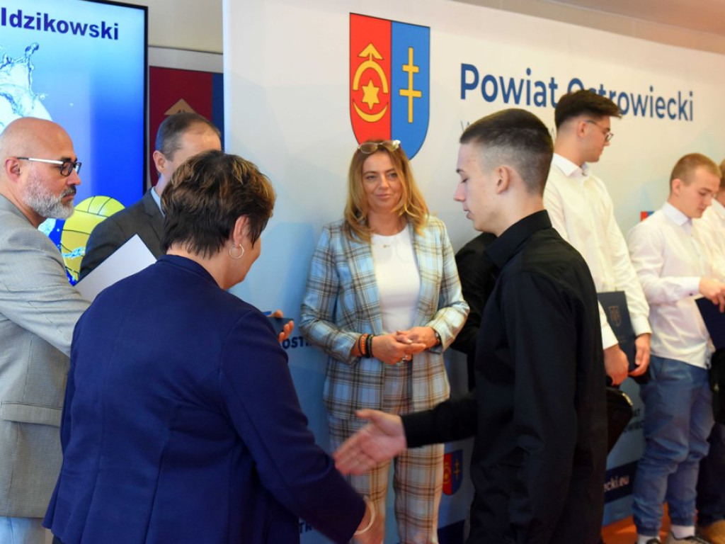 Był nawet tort ze zdjęciem mistrzów Polski. Złoci medaliści wyróżnieni przez władze powiatu (zdjęcia)