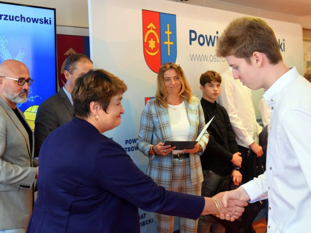 Był nawet tort ze zdjęciem mistrzów Polski. Złoci medaliści wyróżnieni przez władze powiatu (zdjęcia)