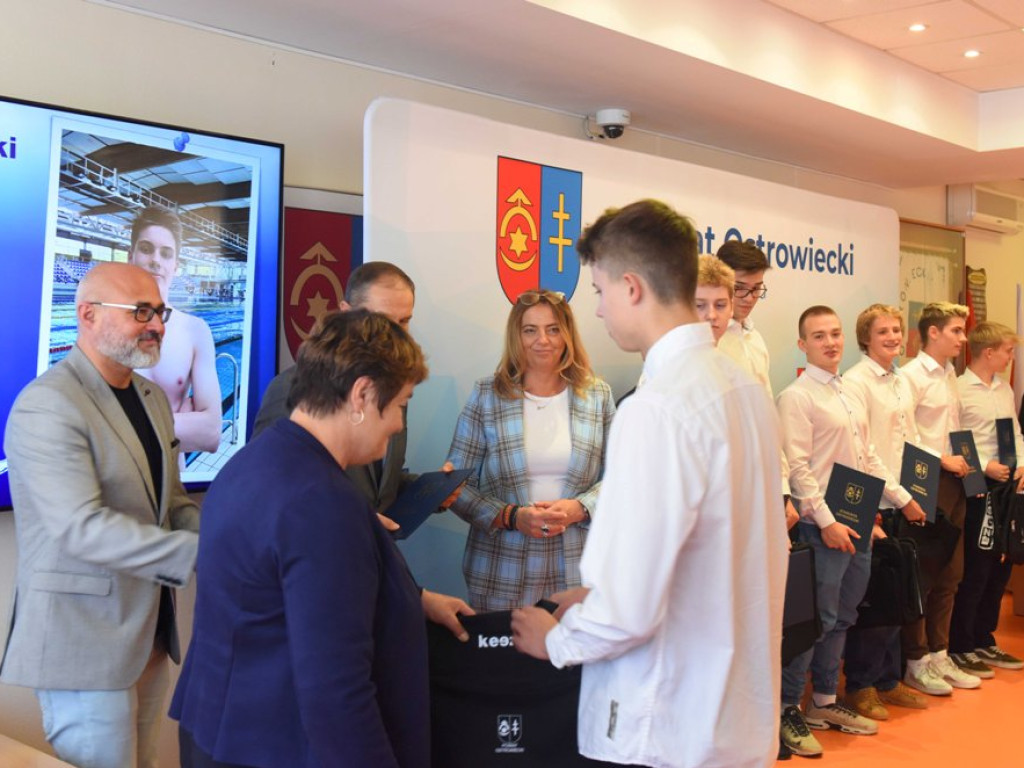 Był nawet tort ze zdjęciem mistrzów Polski. Złoci medaliści wyróżnieni przez władze powiatu (zdjęcia)