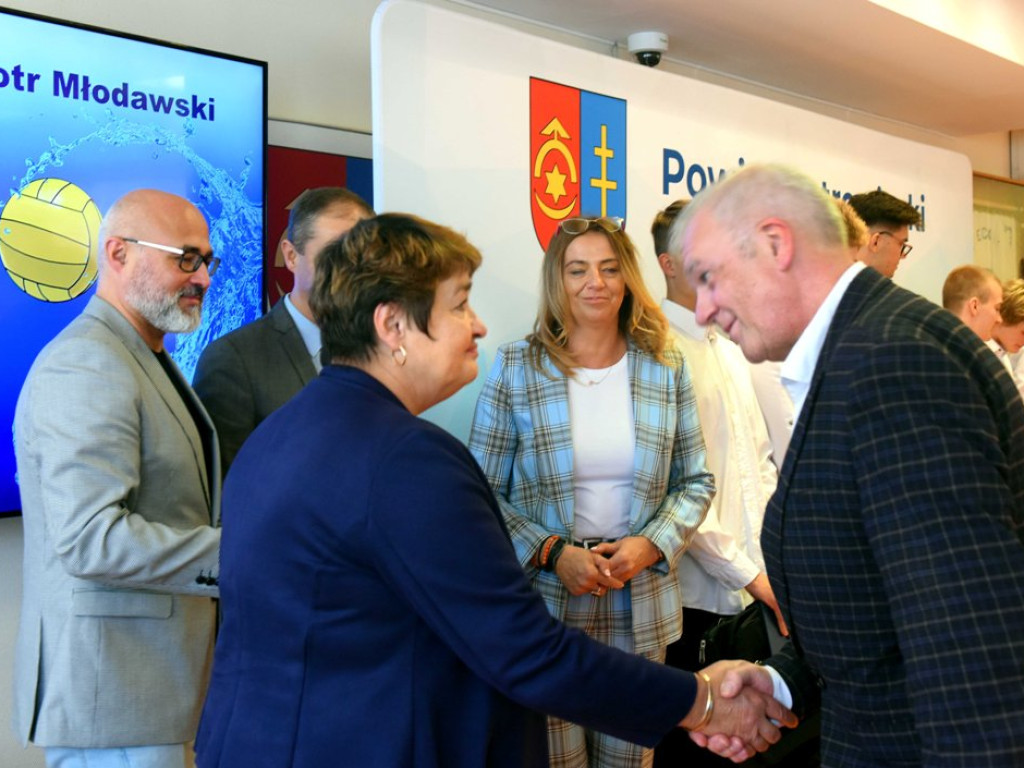 Był nawet tort ze zdjęciem mistrzów Polski. Złoci medaliści wyróżnieni przez władze powiatu (zdjęcia)