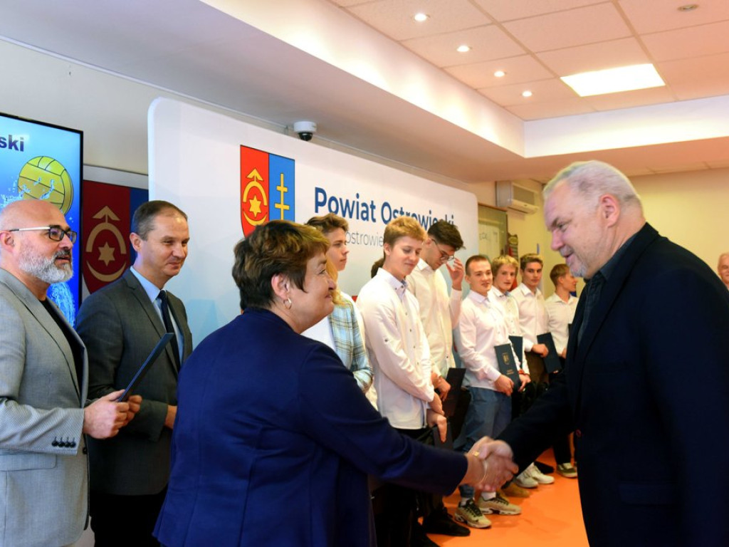 Był nawet tort ze zdjęciem mistrzów Polski. Złoci medaliści wyróżnieni przez władze powiatu (zdjęcia)