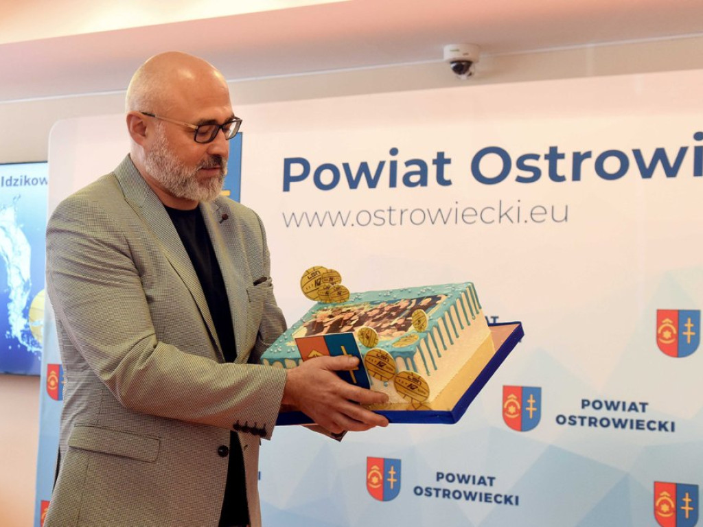Był nawet tort ze zdjęciem mistrzów Polski. Złoci medaliści wyróżnieni przez władze powiatu (zdjęcia)
