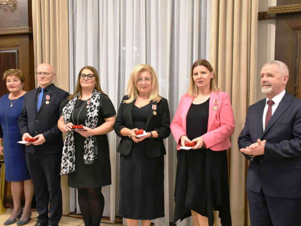Dzień Edukacji Narodowej w Ostrowu Świętokrzyskim. Nagrody dla nauczycieli! (zdjęcia)