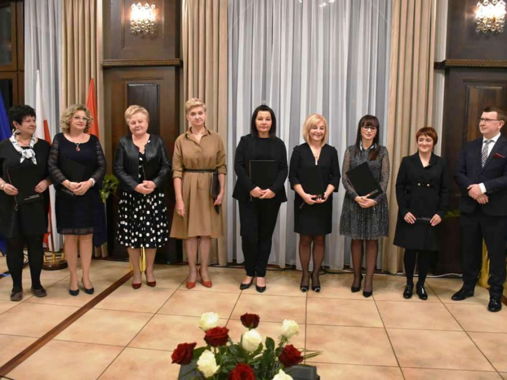 Dzień Edukacji Narodowej w Ostrowu Świętokrzyskim. Nagrody dla nauczycieli! (zdjęcia)