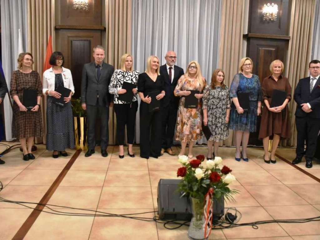 Dzień Edukacji Narodowej w Ostrowu Świętokrzyskim. Nagrody dla nauczycieli! (zdjęcia)