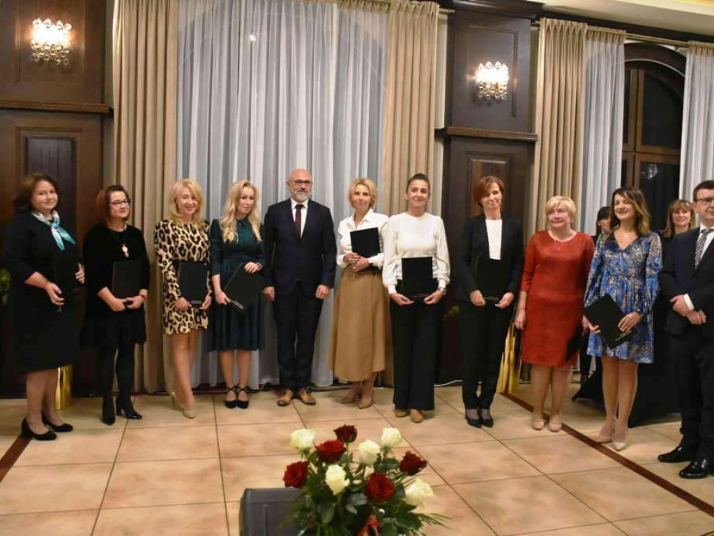 Dzień Edukacji Narodowej w Ostrowu Świętokrzyskim. Nagrody dla nauczycieli! (zdjęcia)