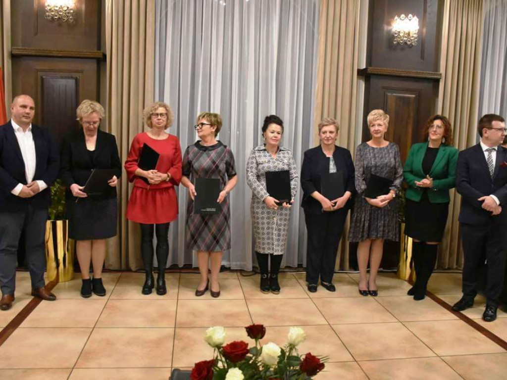 Dzień Edukacji Narodowej w Ostrowu Świętokrzyskim. Nagrody dla nauczycieli! (zdjęcia)