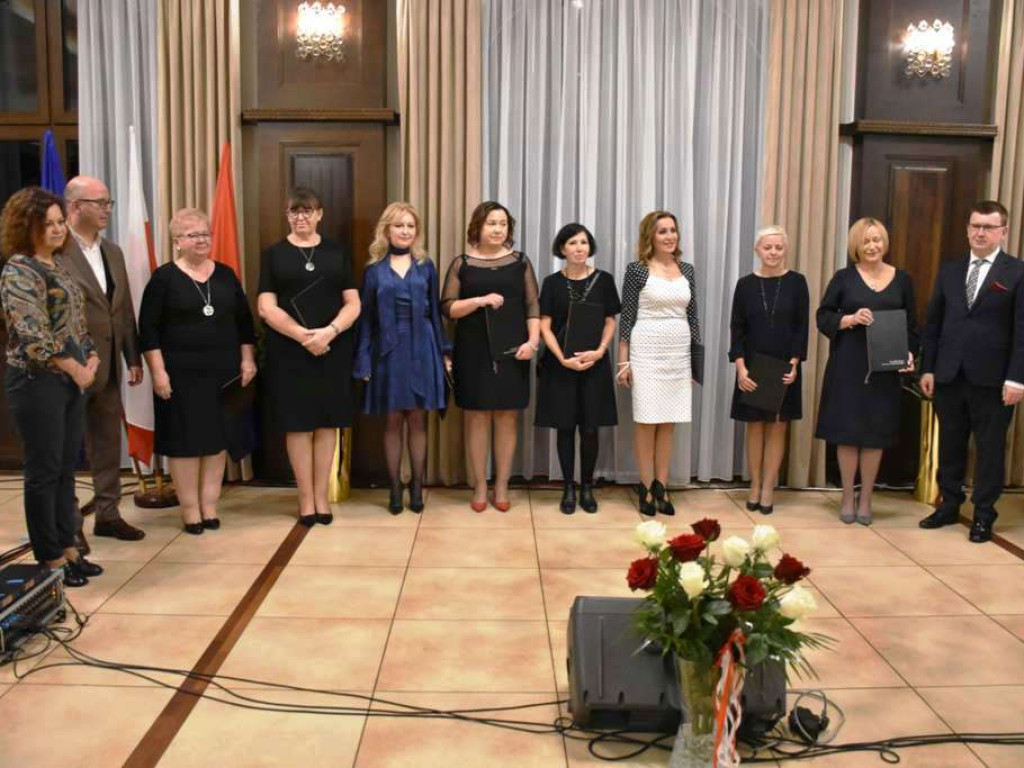Dzień Edukacji Narodowej w Ostrowu Świętokrzyskim. Nagrody dla nauczycieli! (zdjęcia)