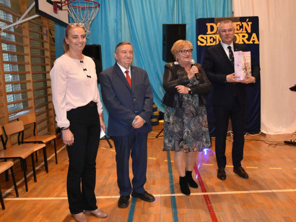 Seniorzy osiedla Piaski Henryków świętowali
