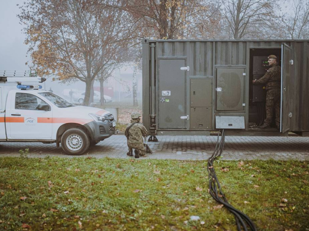 Terroryści zniszczyli stację przesyłu energii i ujęcia wody (zdjęcia)