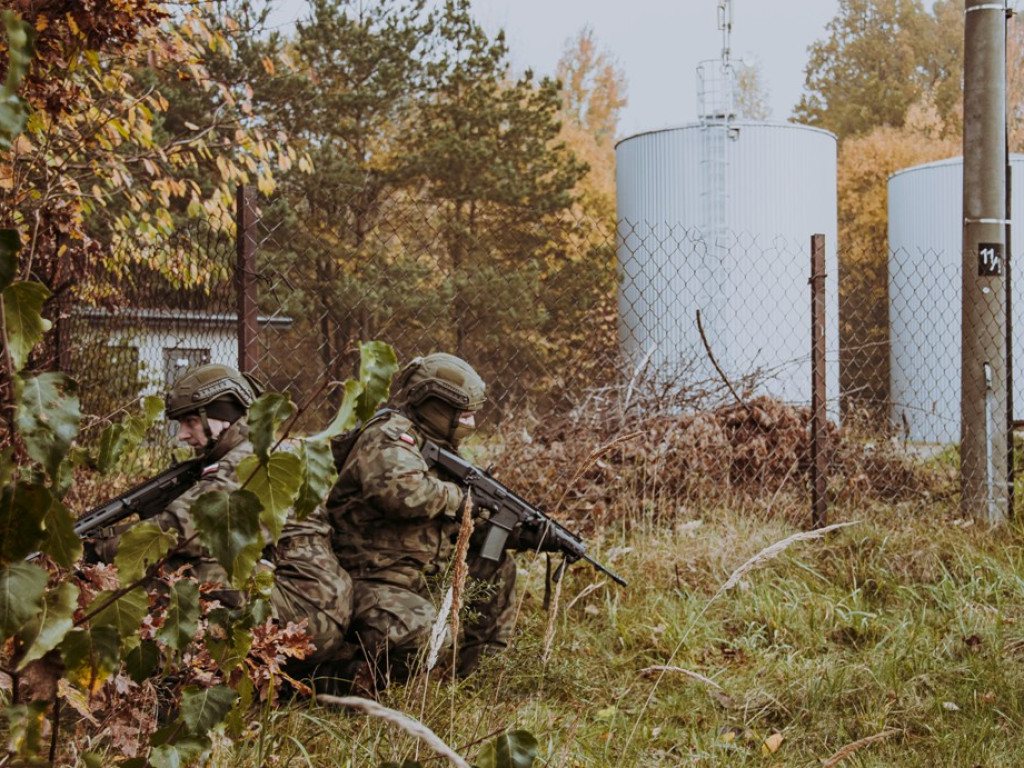 Terroryści zniszczyli stację przesyłu energii i ujęcia wody (zdjęcia)