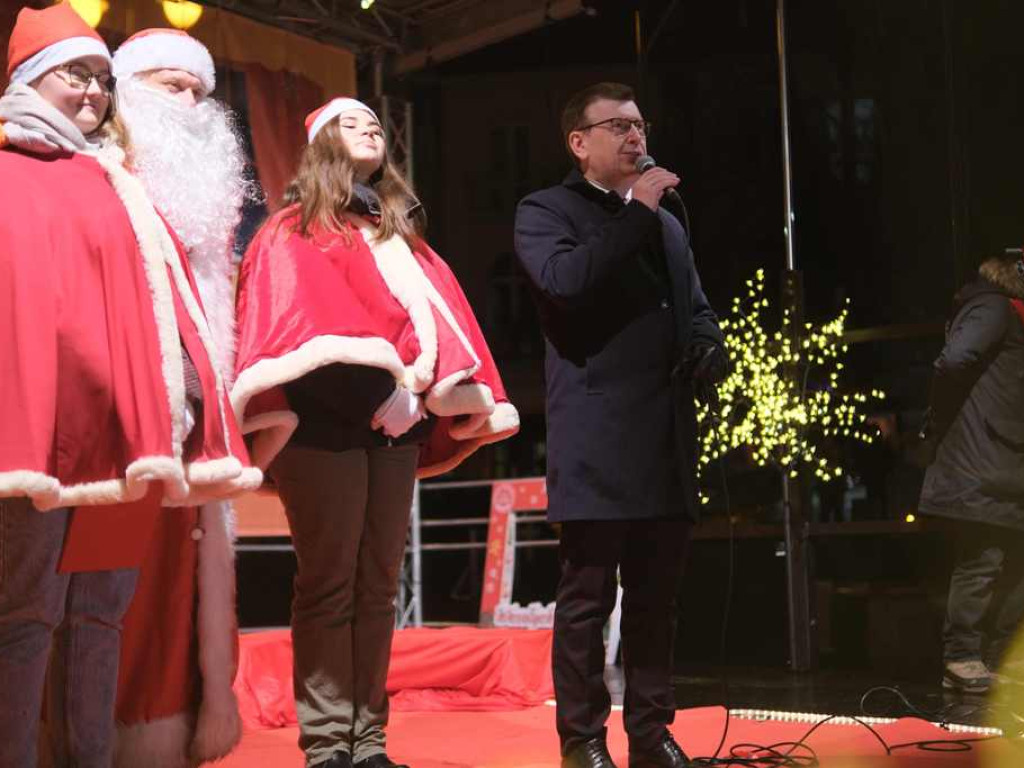 W Ostrowcu Świętokrzyskim mamy już świąteczny czas (zdjęcia, wideo)