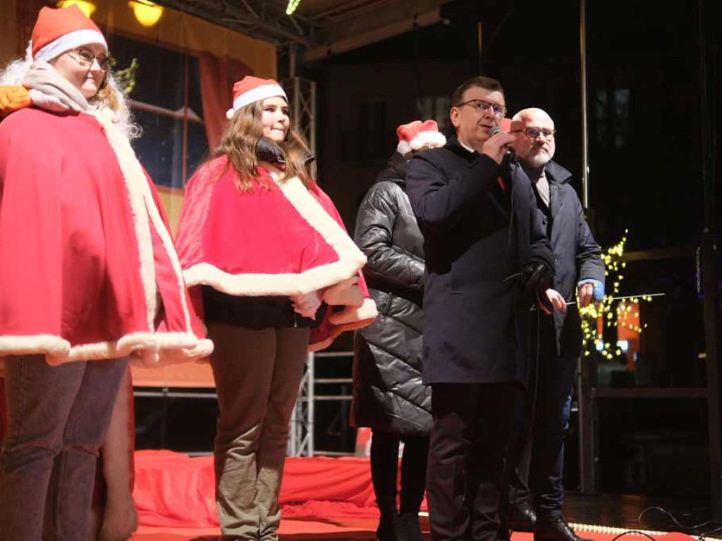 W Ostrowcu Świętokrzyskim mamy już świąteczny czas (zdjęcia, wideo)