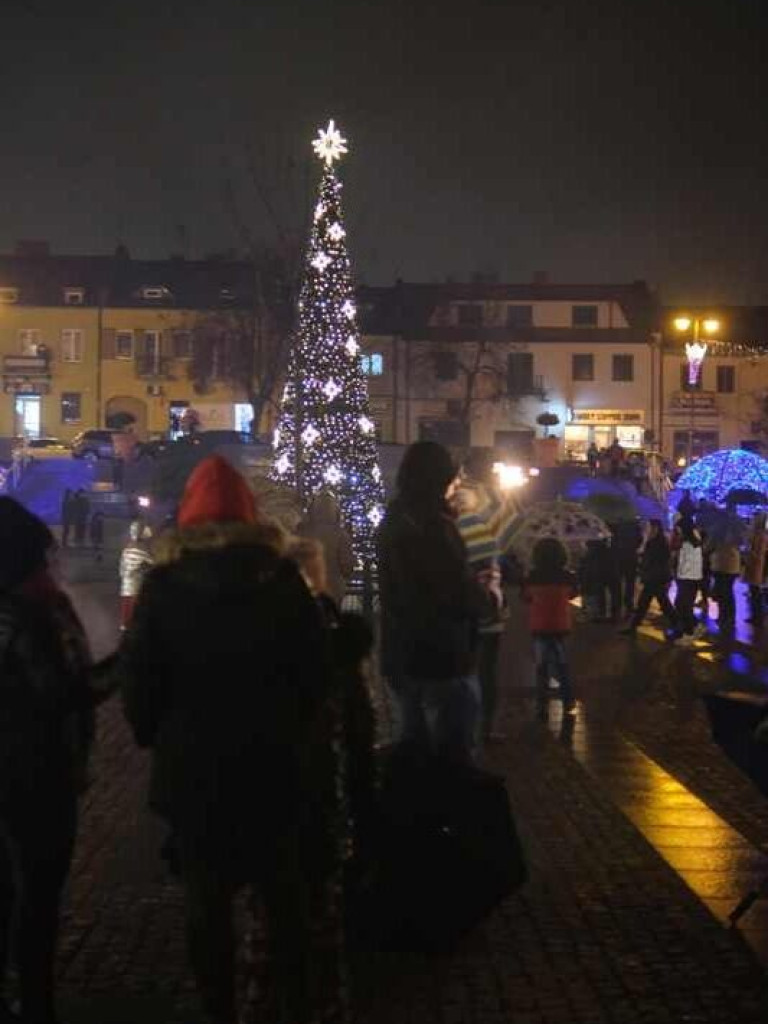 W Ostrowcu Świętokrzyskim mamy już świąteczny czas (zdjęcia, wideo)
