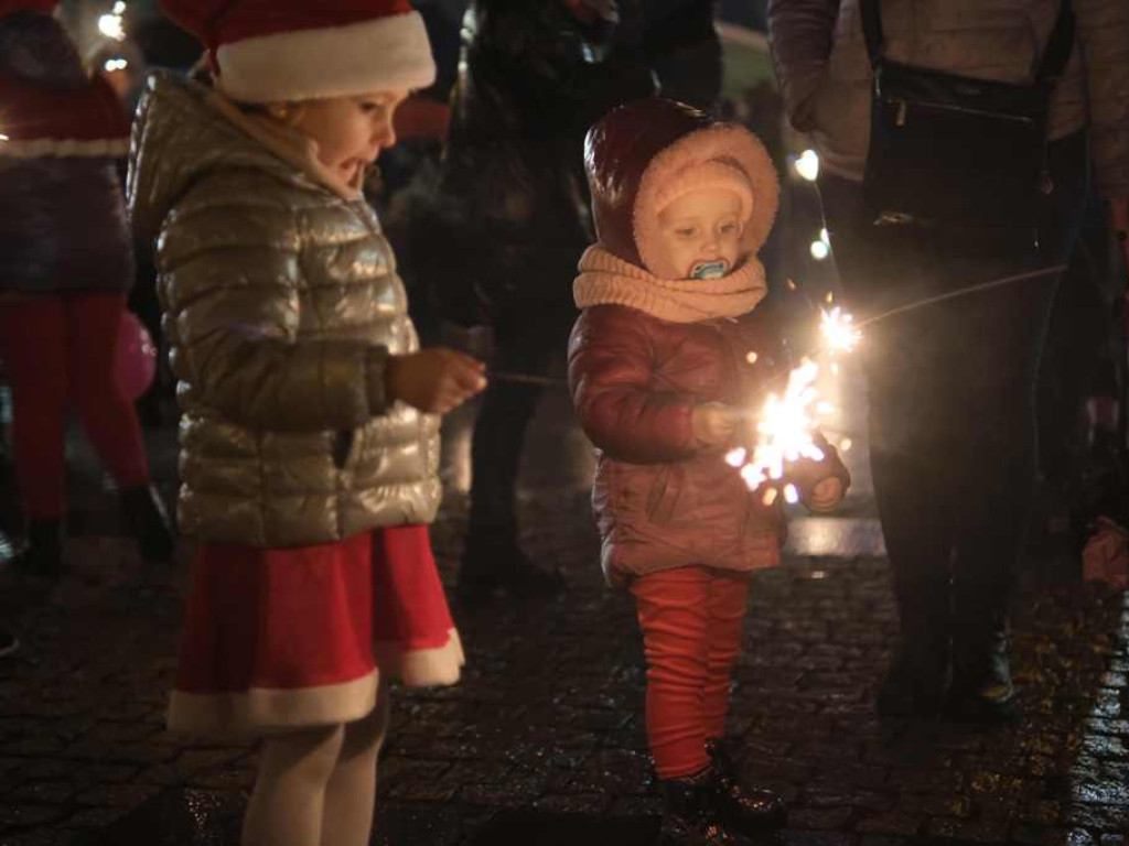 W Ostrowcu Świętokrzyskim mamy już świąteczny czas (zdjęcia, wideo)