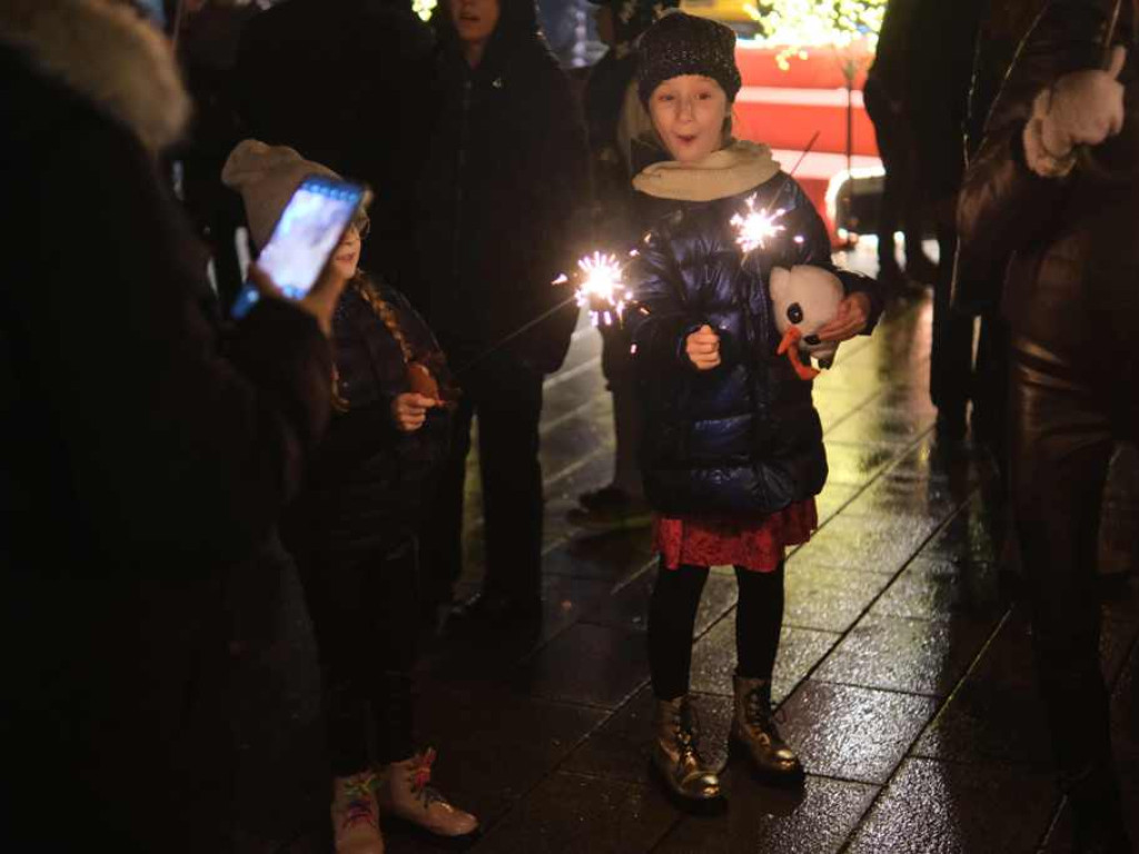 W Ostrowcu Świętokrzyskim mamy już świąteczny czas (zdjęcia, wideo)