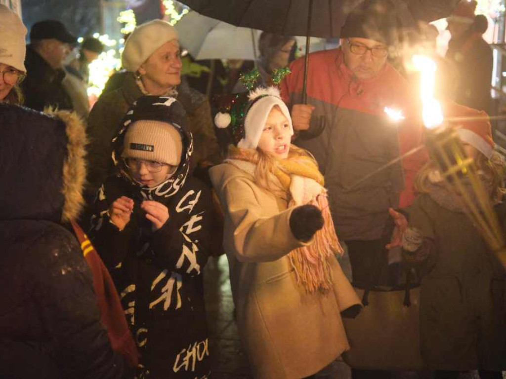 W Ostrowcu Świętokrzyskim mamy już świąteczny czas (zdjęcia, wideo)