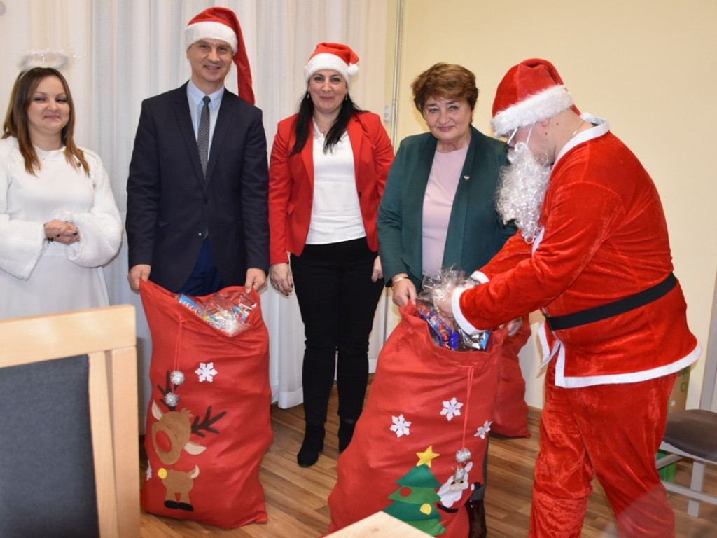 Św. Mikołaj  u dzieci w Denkowie i Małachowie (zdjęcia)