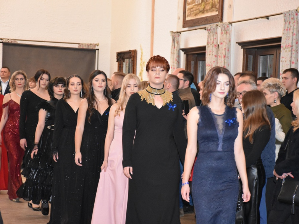 Bal studniówkowy maturzystów LO Nr I imienia Stanisława Staszica w Ostrowcu Świętokrzyskim