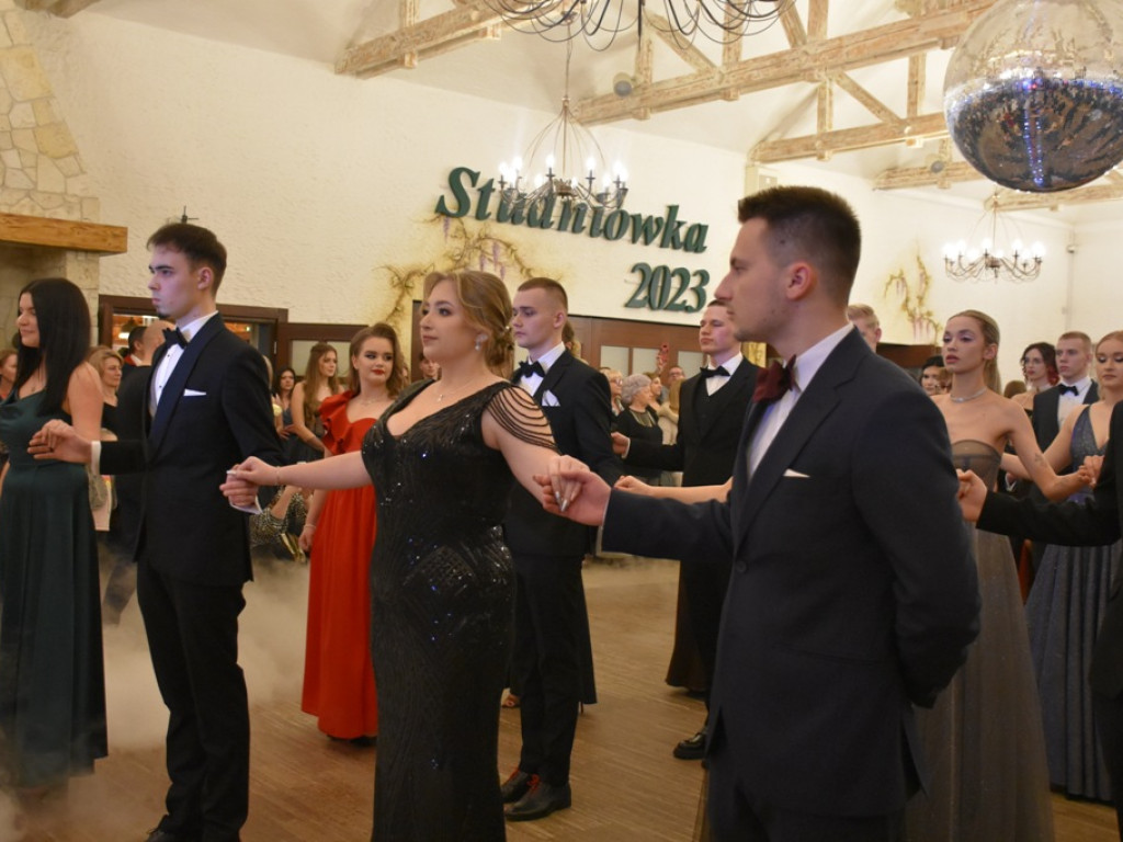 Bal studniówkowy maturzystów LO Nr III imienia Władysława Broniewskiego w Ostrowcu Świętokrzyskim