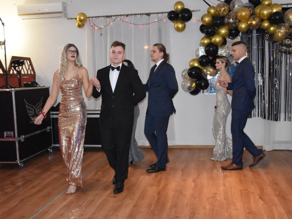 Bal studniówkowy maturzystów Zespołu nr 2 w Ostrowcu Świętokrzyskim