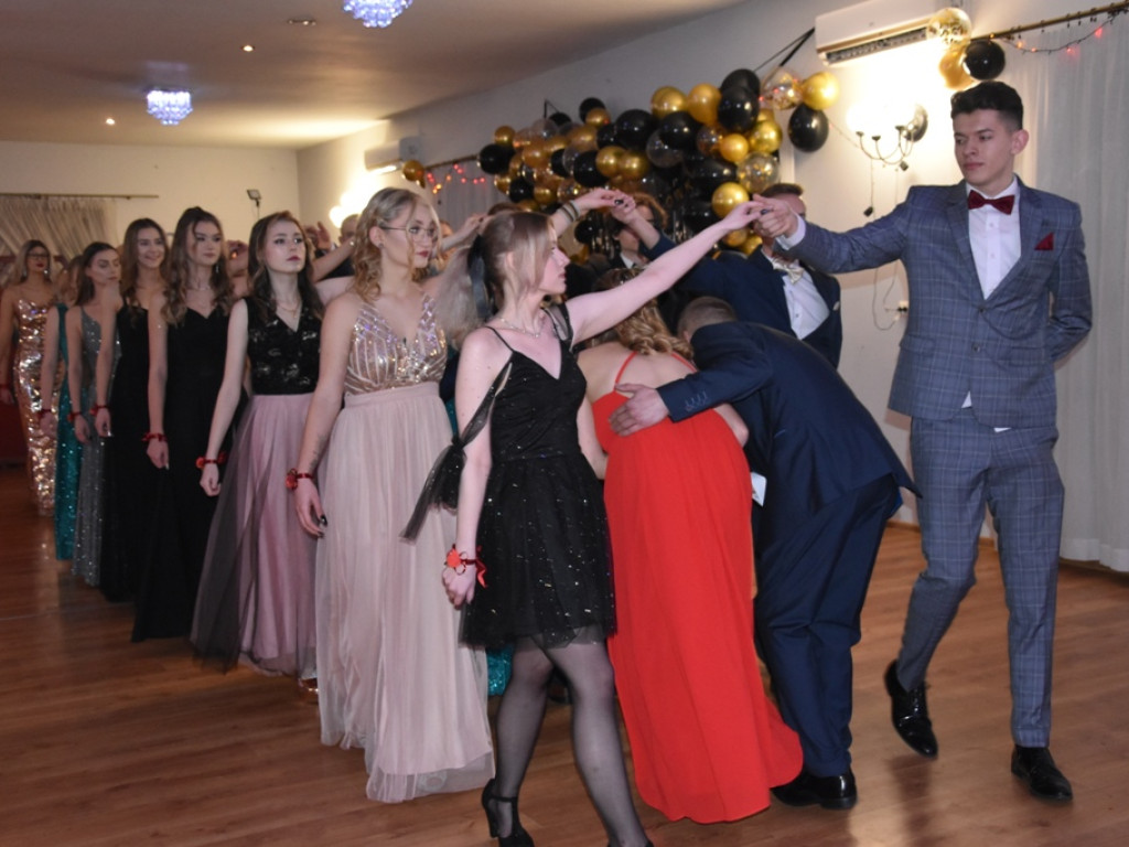 Bal studniówkowy maturzystów Zespołu nr 2 w Ostrowcu Świętokrzyskim