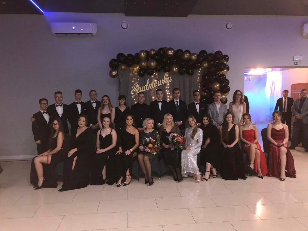 Bal studniówkowy maturzystów Zespołu Szkół Ogólnokształcących imienia Edwarda Szylki w Ożarowie