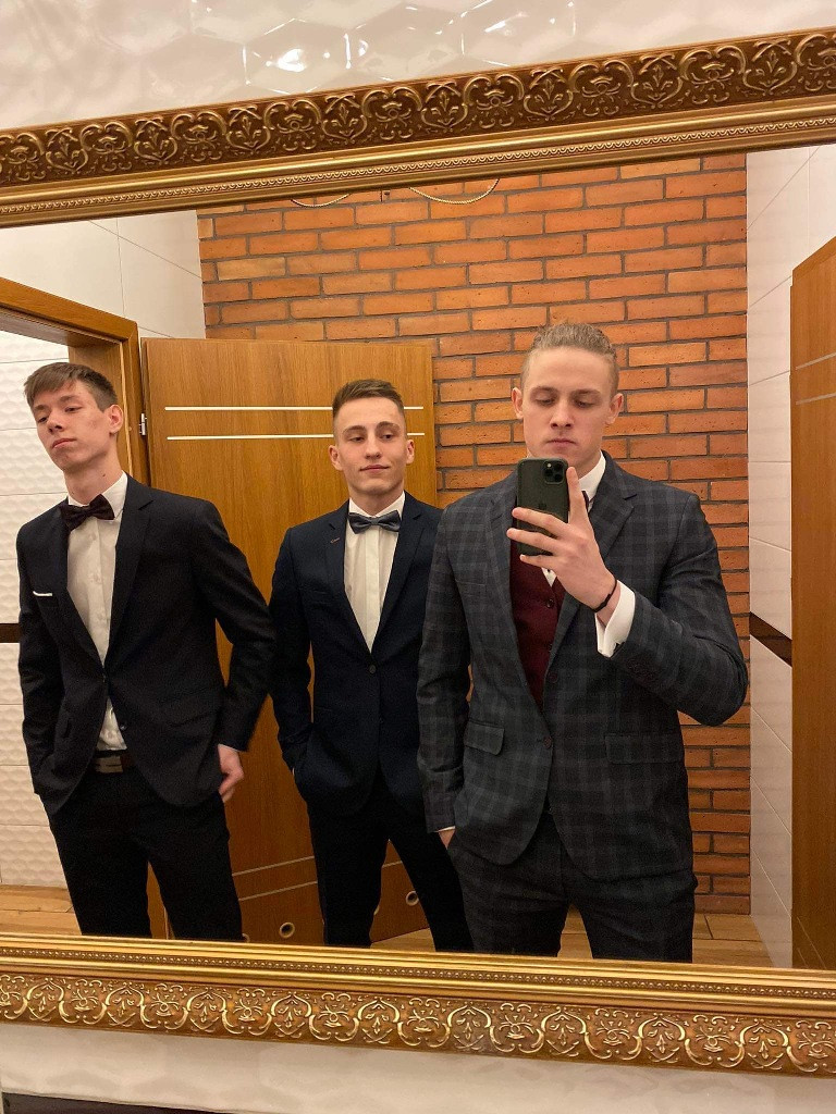 Bal studniówkowy maturzystów Zespołu Szkół Ogólnokształcących imienia Edwarda Szylki w Ożarowie
