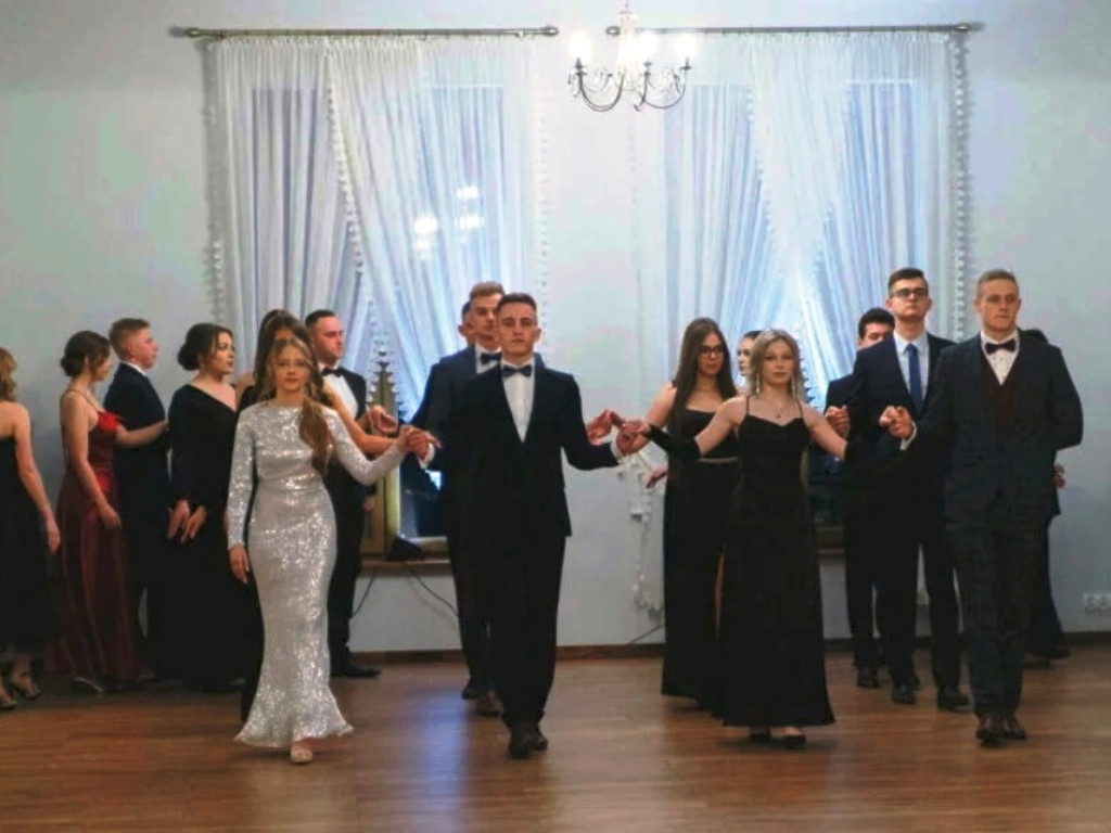 Bal studniówkowy maturzystów Zespołu Szkół Ogólnokształcących imienia Edwarda Szylki w Ożarowie