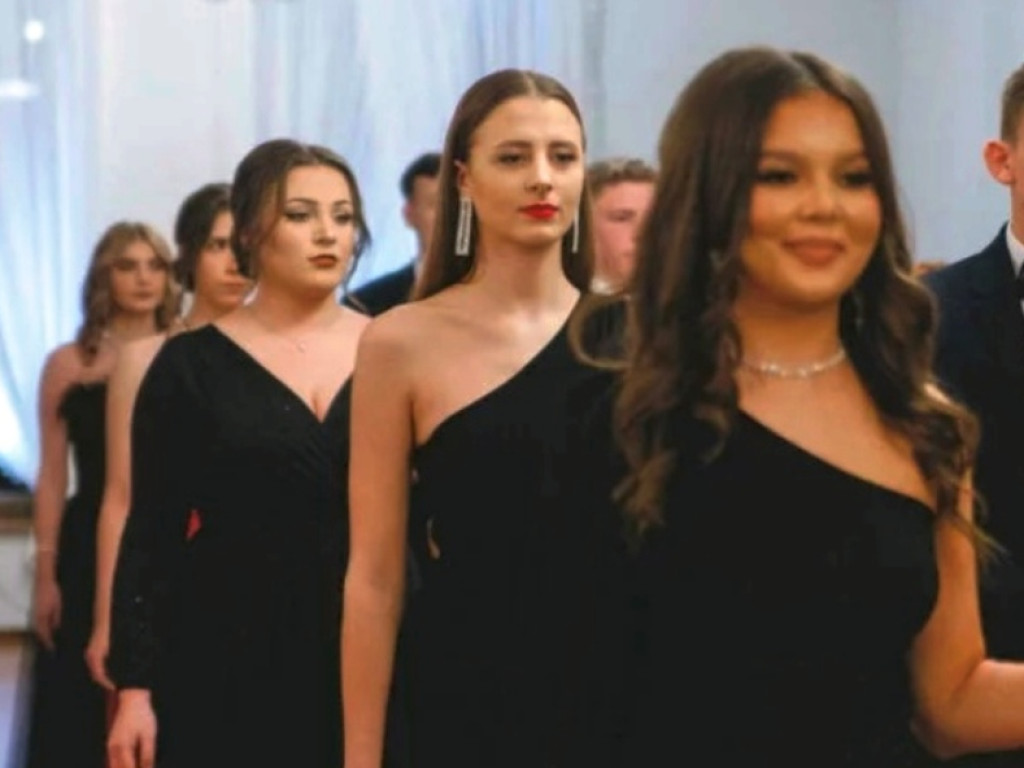 Bal studniówkowy maturzystów Zespołu Szkół Ogólnokształcących imienia Edwarda Szylki w Ożarowie