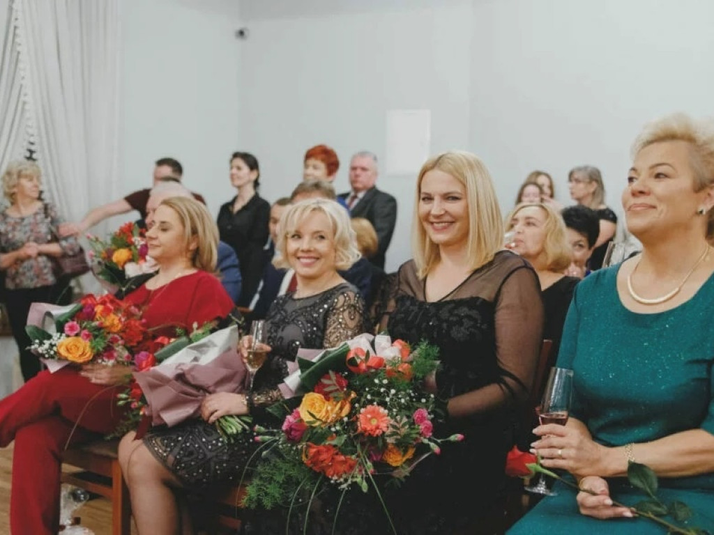 Bal studniówkowy maturzystów Zespołu Szkół Ogólnokształcących imienia Edwarda Szylki w Ożarowie