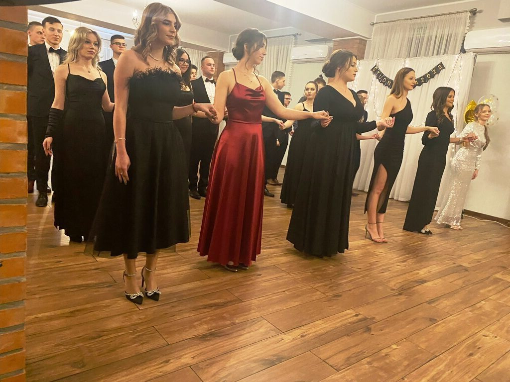 Bal studniówkowy maturzystów Zespołu Szkół Ogólnokształcących imienia Edwarda Szylki w Ożarowie