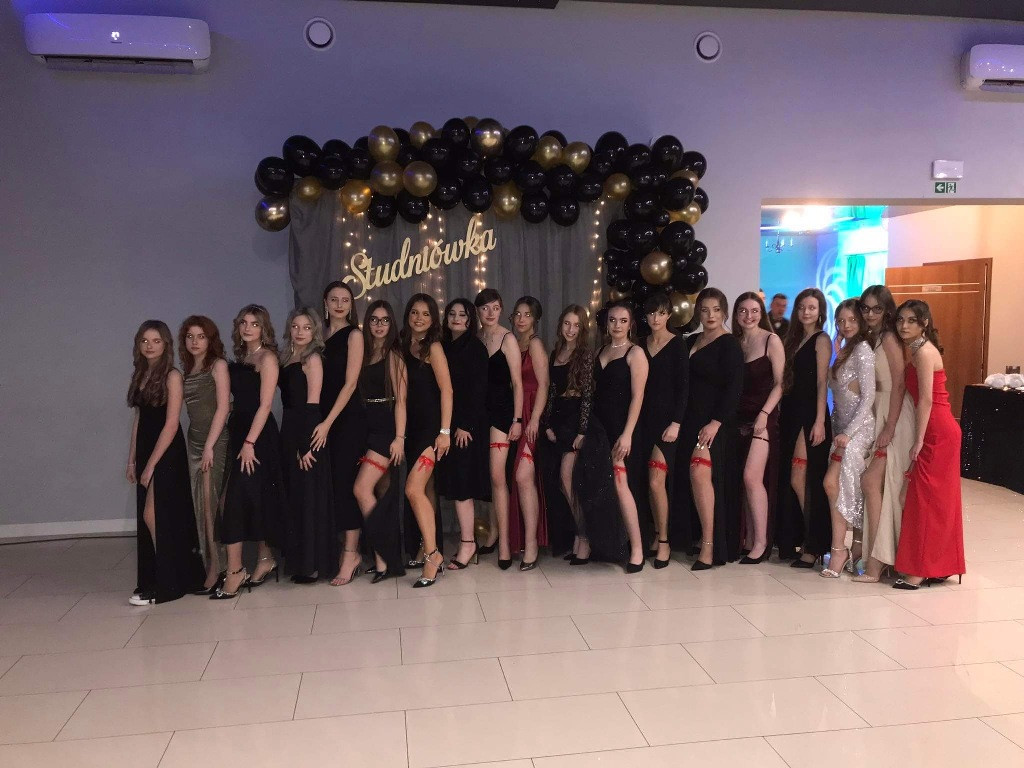 Bal studniówkowy maturzystów Zespołu Szkół Ogólnokształcących imienia Edwarda Szylki w Ożarowie