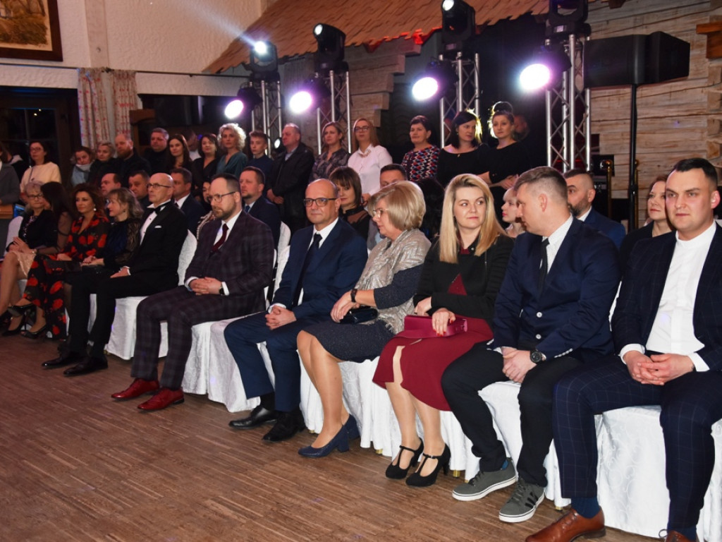 Bal studniówkowy maturzystów Liceum Ogólnokształcącego nr II imienia Joachima Chreptowicza w Ostrowcu Świętokrzyskim