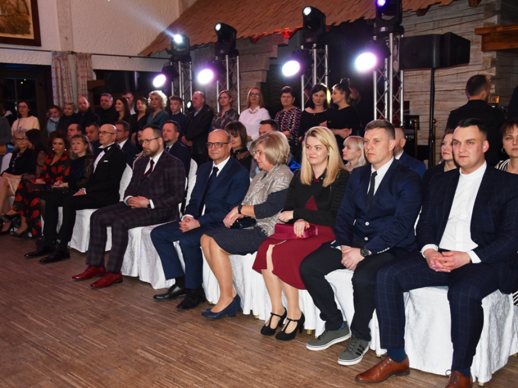 Bal studniówkowy maturzystów Liceum Ogólnokształcącego nr II imienia Joachima Chreptowicza w Ostrowcu Świętokrzyskim