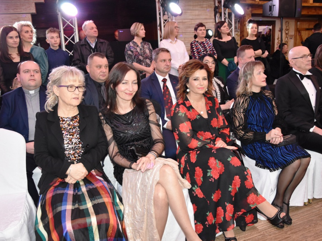 Bal studniówkowy maturzystów Liceum Ogólnokształcącego nr II imienia Joachima Chreptowicza w Ostrowcu Świętokrzyskim
