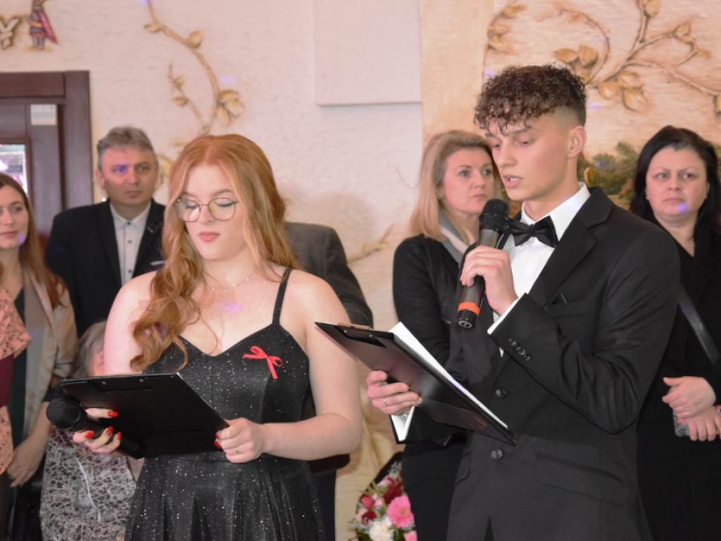 Bal studniówkowy maturzystów Liceum Ogólnokształcącego nr II imienia Joachima Chreptowicza w Ostrowcu Świętokrzyskim