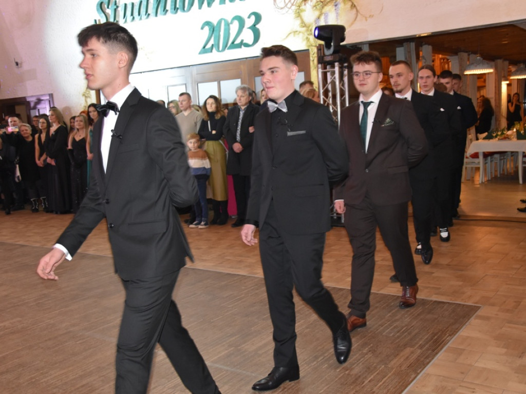Bal studniówkowy maturzystów Liceum Ogólnokształcącego nr II imienia Joachima Chreptowicza w Ostrowcu Świętokrzyskim
