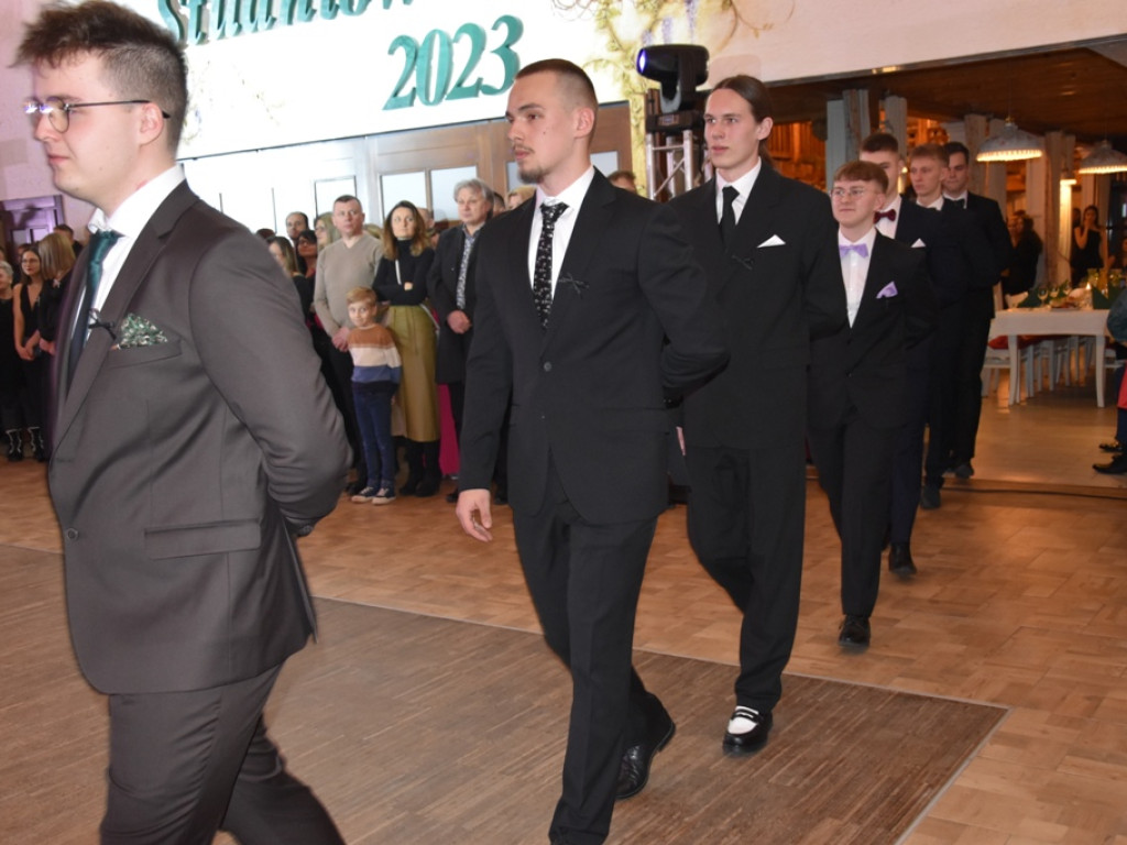 Bal studniówkowy maturzystów Liceum Ogólnokształcącego nr II imienia Joachima Chreptowicza w Ostrowcu Świętokrzyskim