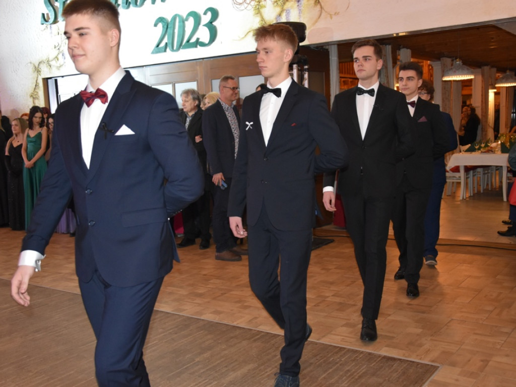 Bal studniówkowy maturzystów Liceum Ogólnokształcącego nr II imienia Joachima Chreptowicza w Ostrowcu Świętokrzyskim